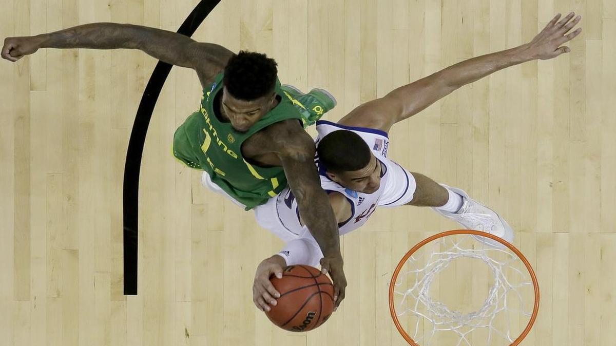 Oregon’s Jordan Bell (left) blocked a shot by Kansas’ Landen Lucas during the second half of the Elite Eight game at Sprint Center on Saturday night.