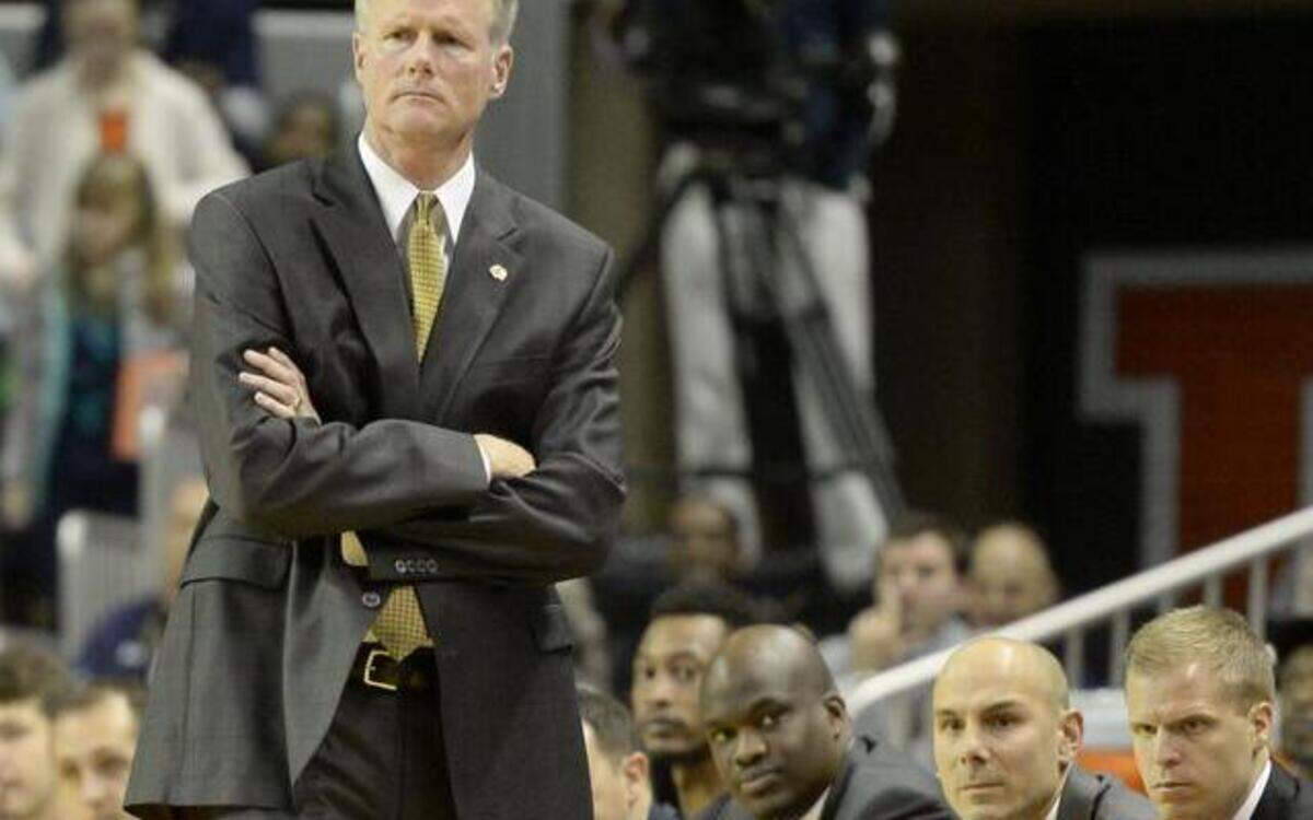 
Missouri head coach Kim Anderson paces the sidelines during the first half Saturday, Jan. 10, 2015, at Auburn Arena in Auburn, Ala. (AP Photo/AL.com, Julie Bennett)
