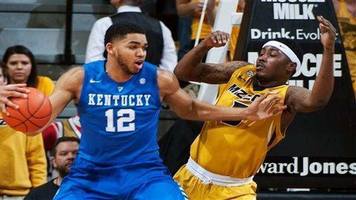 
Kentucky's Karl-Anthony Towns (left) pushed past Missouri's D'Angelo Allen on a drive to the basket Thursday in Columbia.
