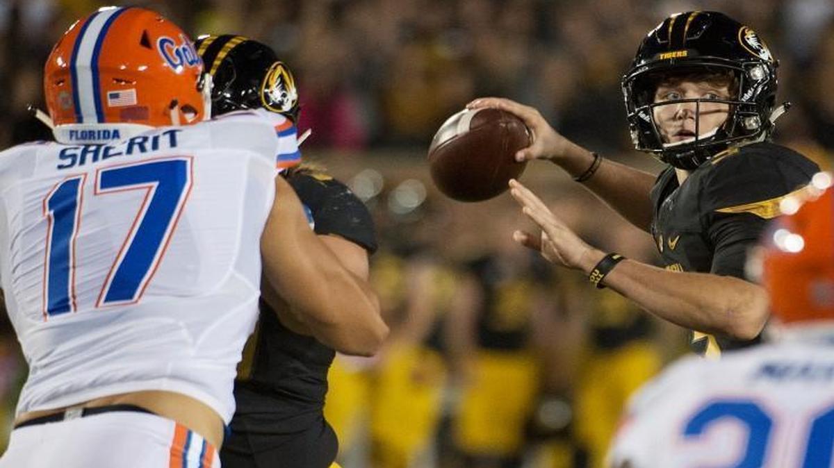 
Missouri quarterback Drew Lock (center) threw a pass between Florida defenders Jordan Sherit (left) and Marcus Maye in the first half Saturday night in Columbia.

