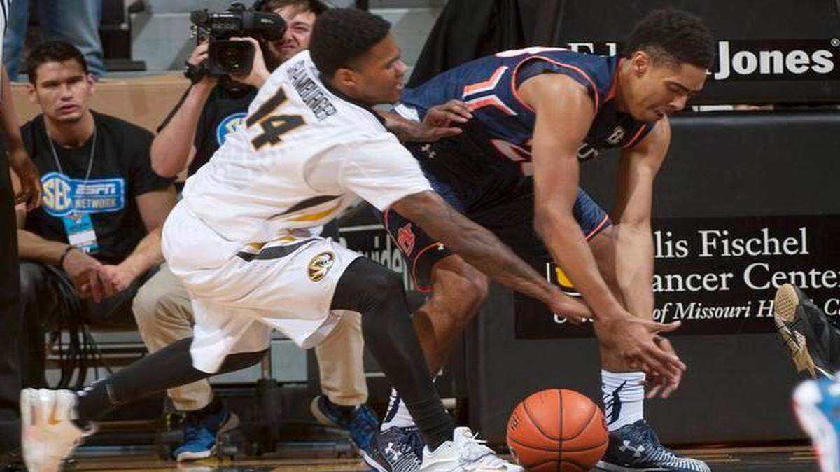 
Auburn’s TJ Lang (right) and Missouri’s Keith Shamburger vied for a loose ball during Missouri’s 63-61 win on March 3 in Columbia, Mo. 
