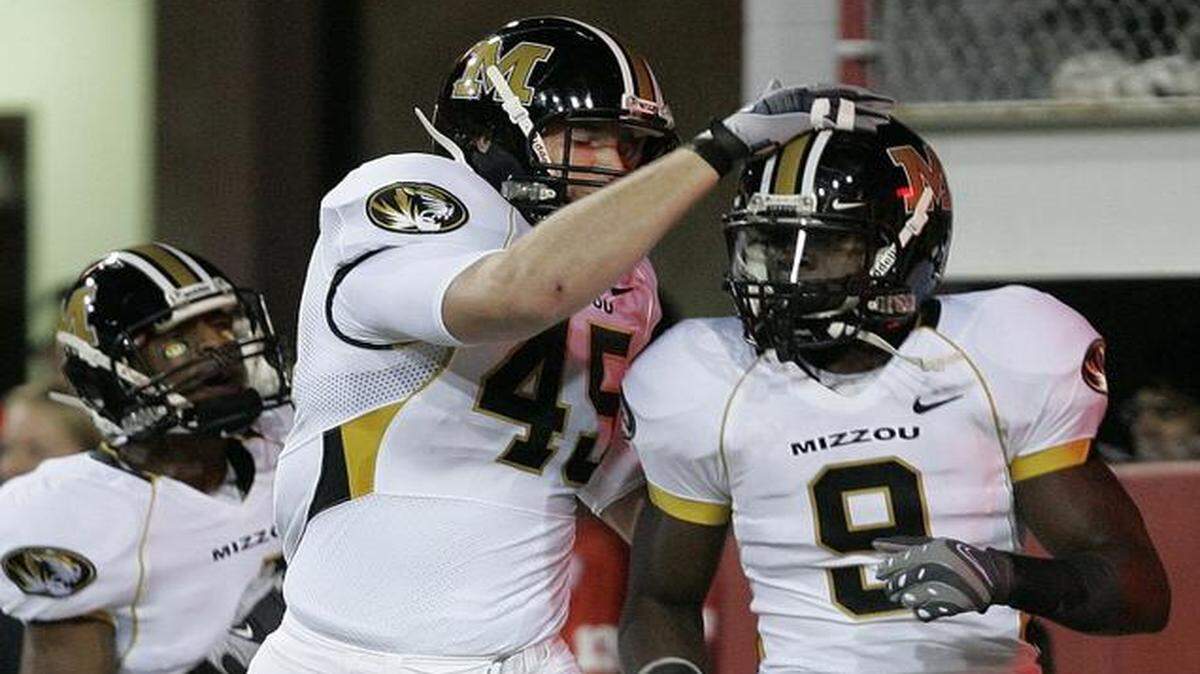 
Missouri’s Chase Coffman tapped Jeremy Maclin on the helmet after a 58-yard touchdown catch during a game against Nebraska. Both will be inducted into the school’s Intercollegiate Athletics Hall of Fame.
