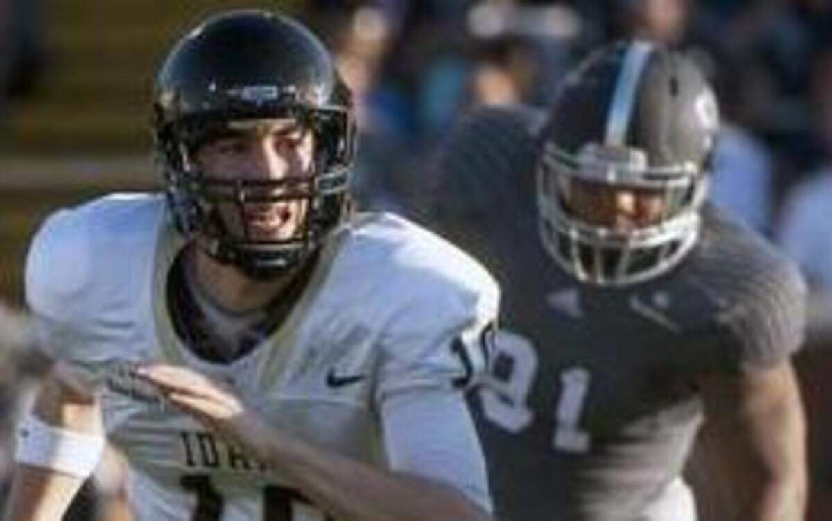
University of Idaho quarterback Matt Linehan (left) escaped the pressure from Georgia Southern University defensive lineman Jonathan Battle when the teams played Oct. 11 in Statesboro, Ga. Idaho has agreed to play the Missouri Tigers on Oct. 21, 2017, in Columbia. The Vandals will be the Tigers’ fourth and final nonconference opponent for that season.
