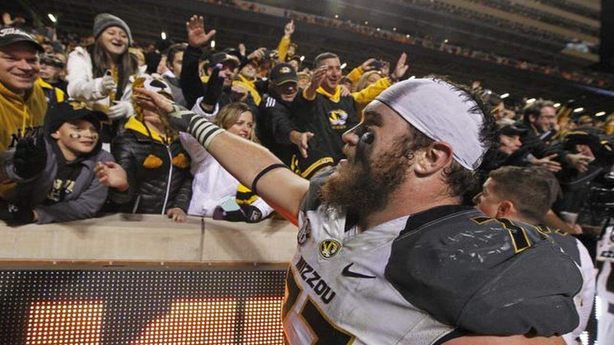 
Missouri offensive lineman Evan Boehm celebrated with fans after the No. 19-ranked Tigers beat the Tennessee Volunteers 29-21 on Saturday night in Knoxville, Tenn.
