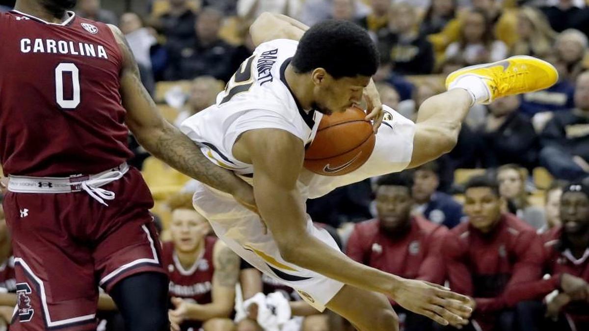 Missouri’s Jordan Barnett (right) tried to hold on to a rebound as South Carolina’s Sindarius Thornwell watched during a game last month.