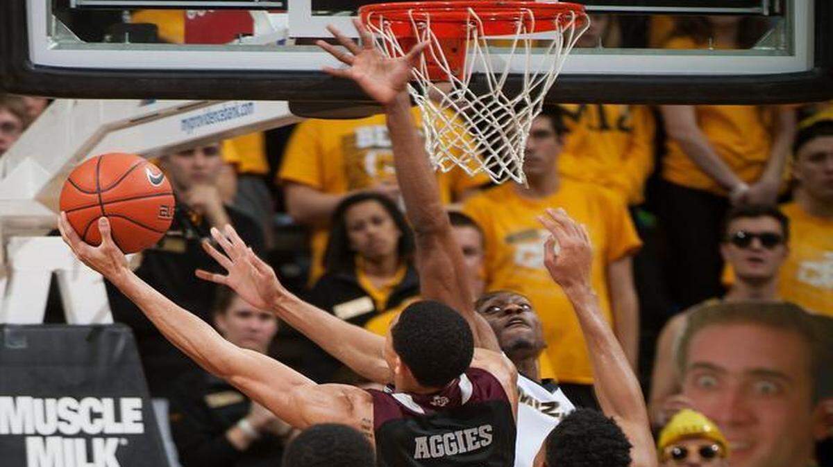 
Texas A&M’s Jordan Green (left) tried to shoot around Missouri’s Deuce Bello in the first half Saturday night at Mizzou Arena in Columbia.
