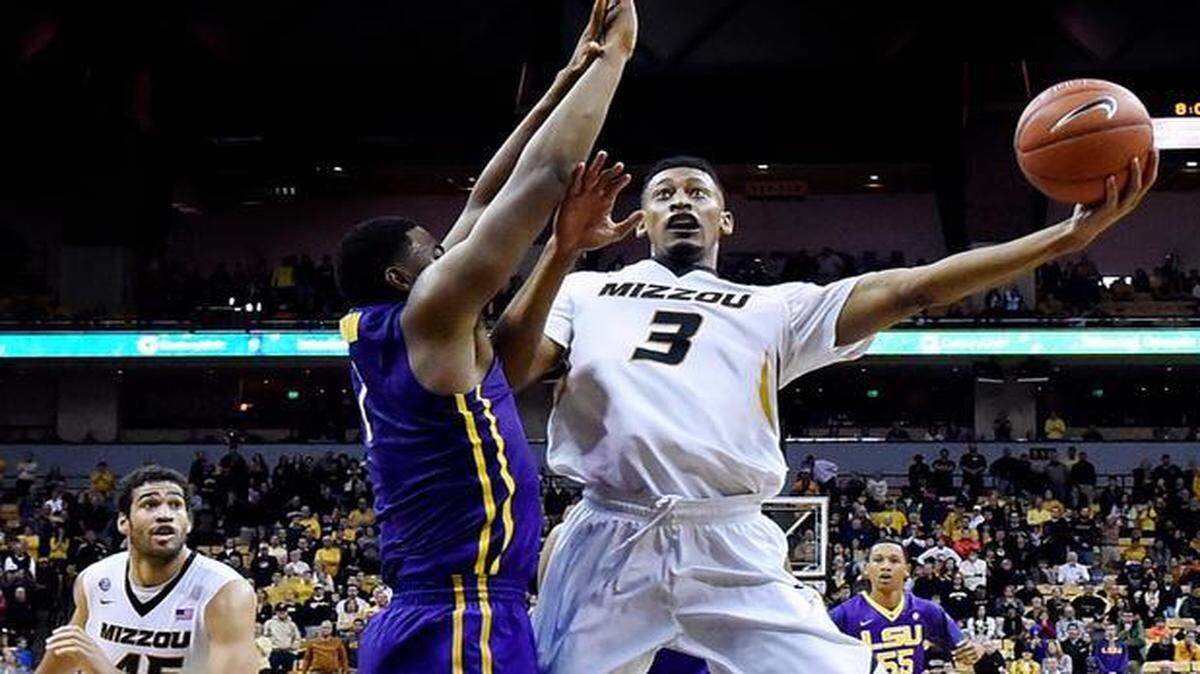 
Missouri’s Johnathan Williams III took a shot aganist Jarell Martin during a game last month.

