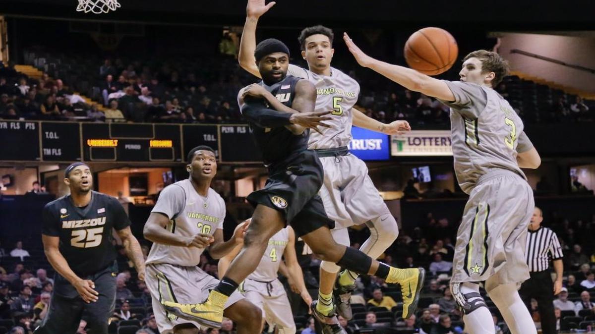Missouri guard Tramaine Isabell (center) passed the ball as he drove past Vanderbilt defenders Matthew Fisher-Davis (5) and Luke Kornet (3) in the first half as the Tigers and Commodores played Wednesday night in Nashville, Tenn.