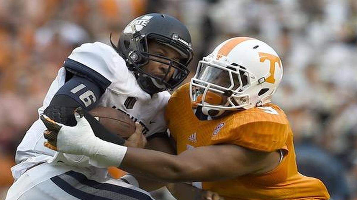 
Tennessee defensive end Derek Barnett sacked Utah State quarterback Chuckie Keeton during their game in August.
