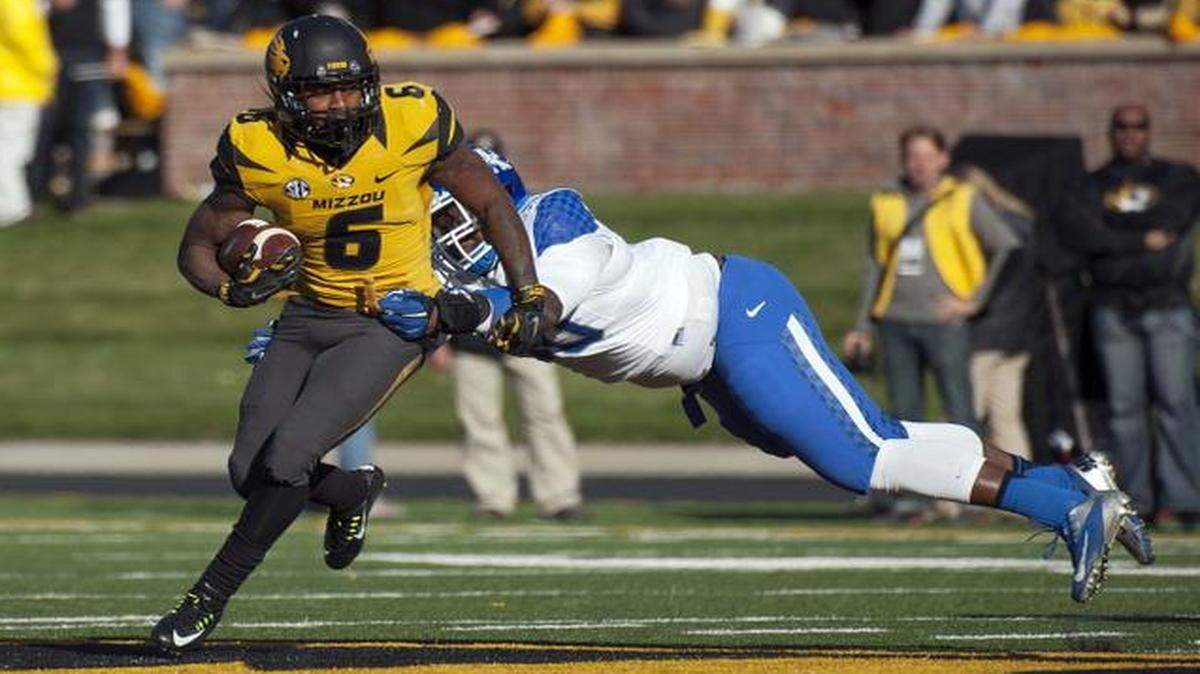 
Missouri’s Marcus Murphy spun away from the grasp of Kentucky’s Adrian Middleton during Saturday’s game.
