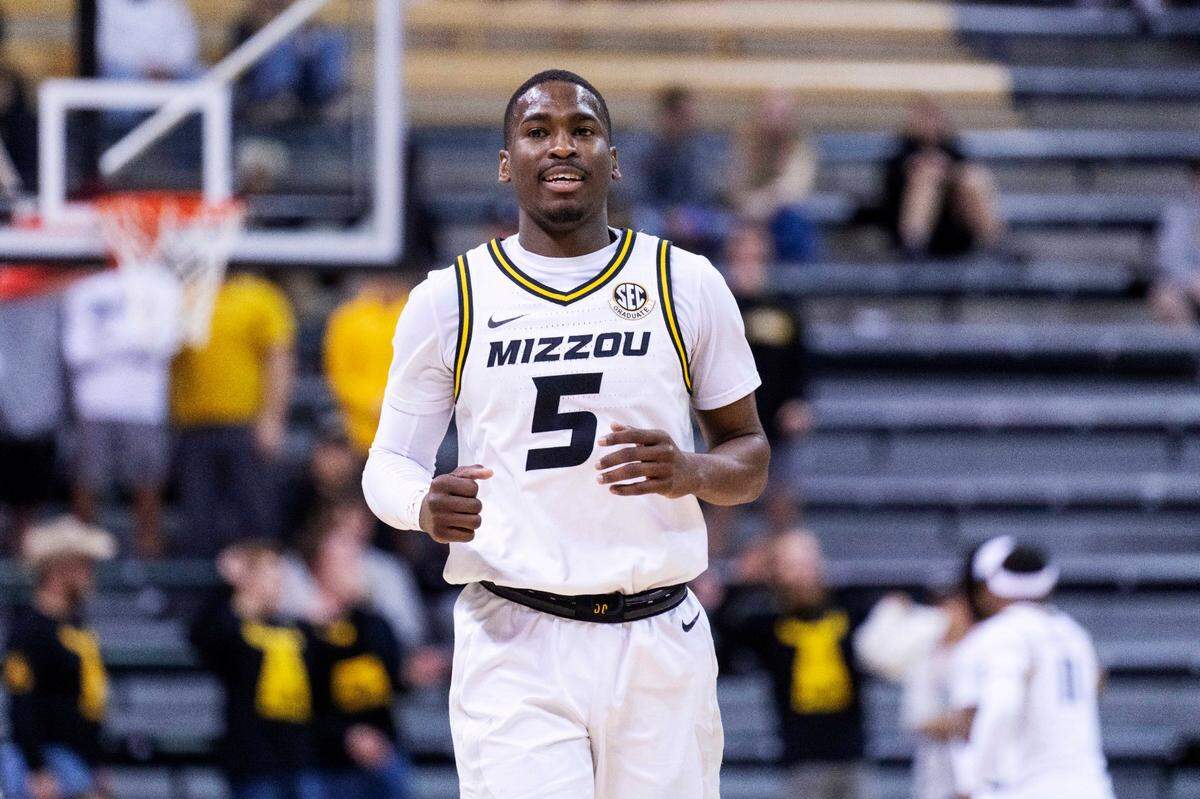 A transfer from Cleveland State, wing D’Moi Hodge leads Missouri in scoring (16.2 points a game) and is shooting over 50 percent from the floor (51.2) and 40 percent on three-pointers (42.2).