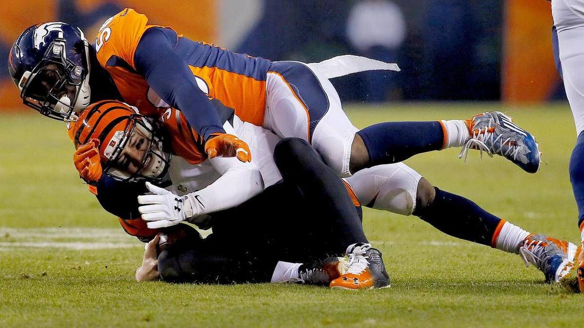 Denver’s Shane Ray (top) is adept at running down quarterbacks such as Cincinnati’s AJ McCarron. Ray is a Kansas City native and former Missouri star.