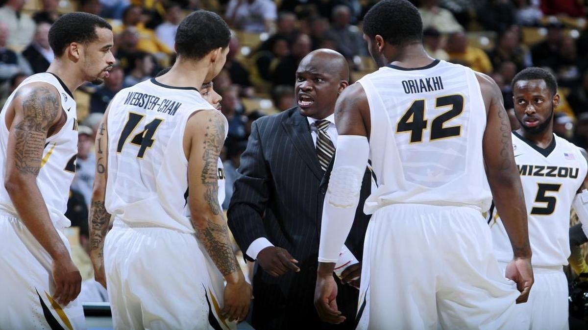 Former MU associate head men’s basketball coach Tim Fuller (center)