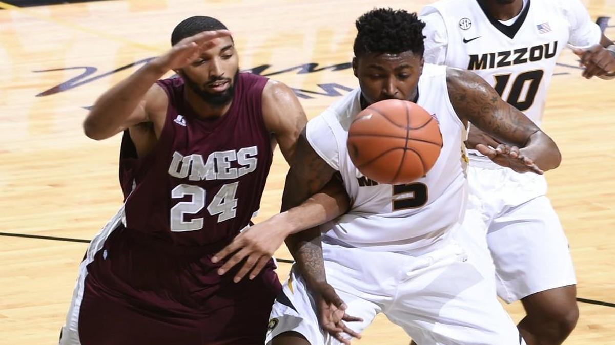 Missouri’s D’Angelo Allen and Maryland-Eastern Shore’s Derrico Peck battled for a loose ball during the second half of Sunday’s game.