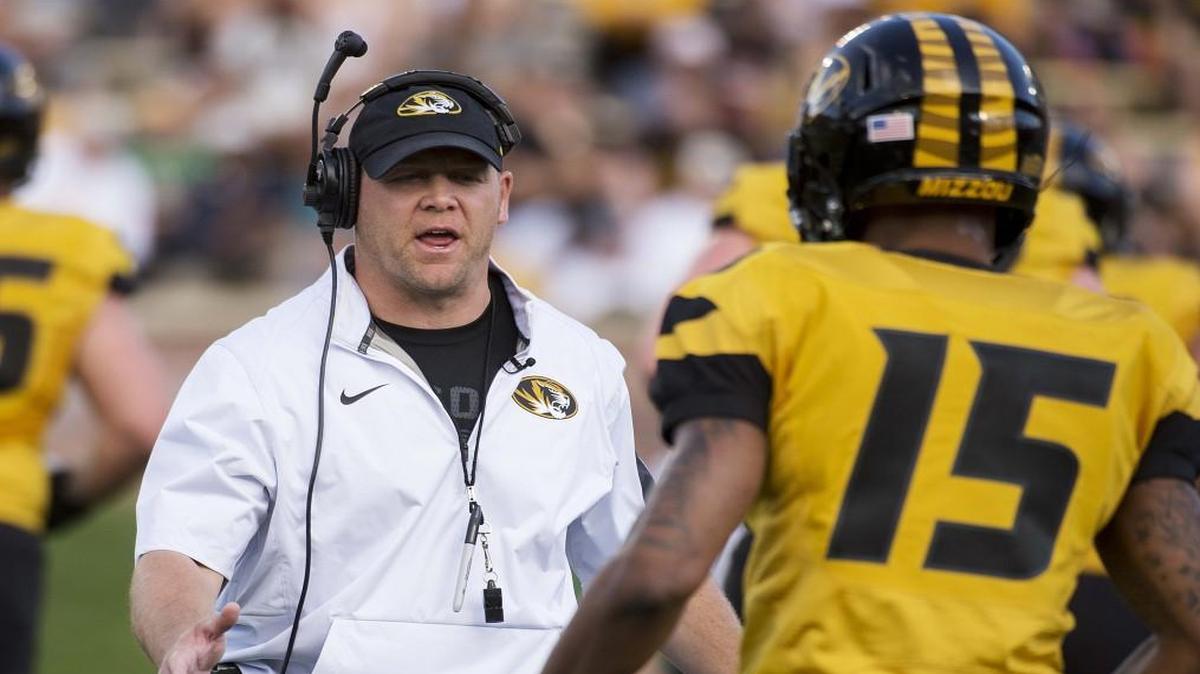 Missouri head coach Barry Odom talked to Keyon Dilosa during the spring game.