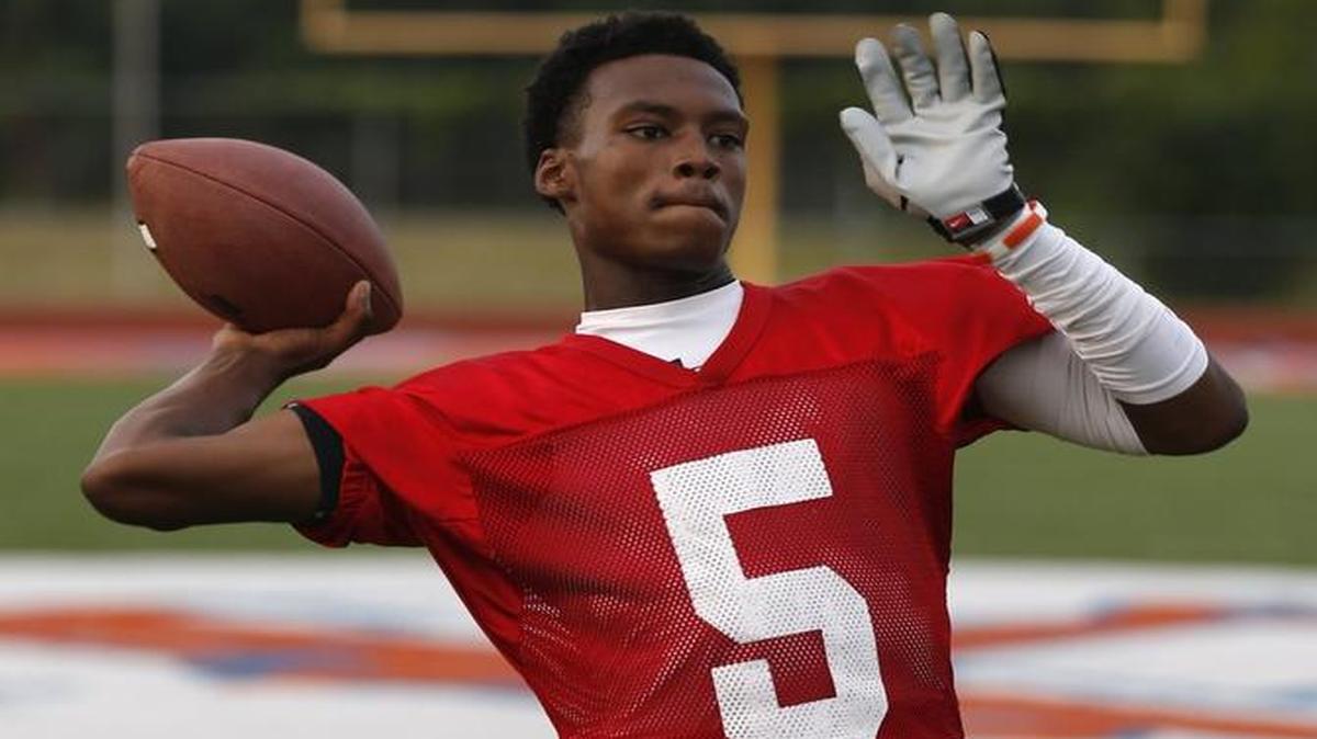 East St. Louis senior quarterback Reyondous “Rey” Estes had been committed to Western Michigan, but on Wednesday he switched his commitment to Missouri.