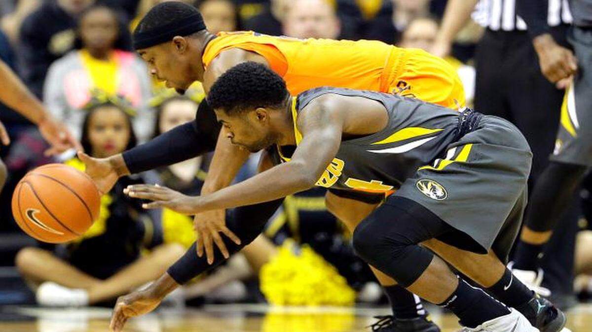 
Oklahoma State's Anthony Hickey Jr. and Missouri's Tramaine Isabell chased a loose ball during their Dec. 30 game at the Sprint Center.
