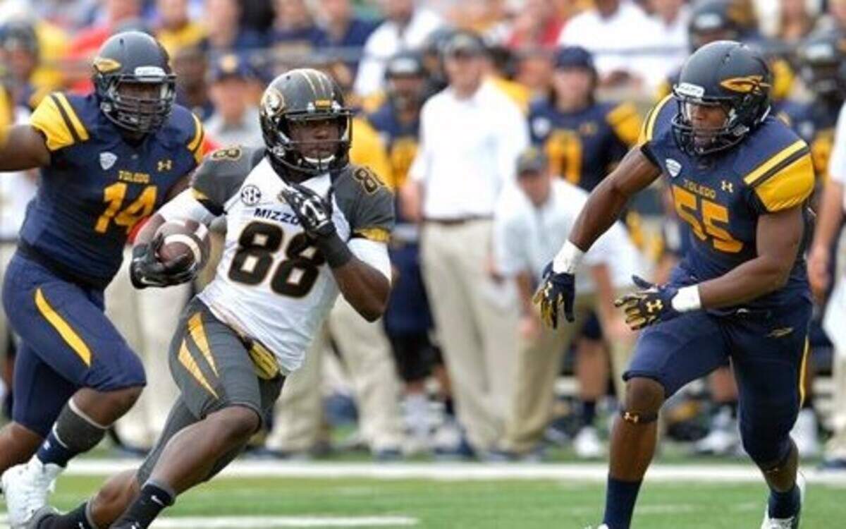 
Missouri wide receiver Jimmie Hunt (88) runs between Toledo linebacker Tre James (14) and defensive end Ray Bush (55) during Saturday’s college football game in Toledo, Ohio.
