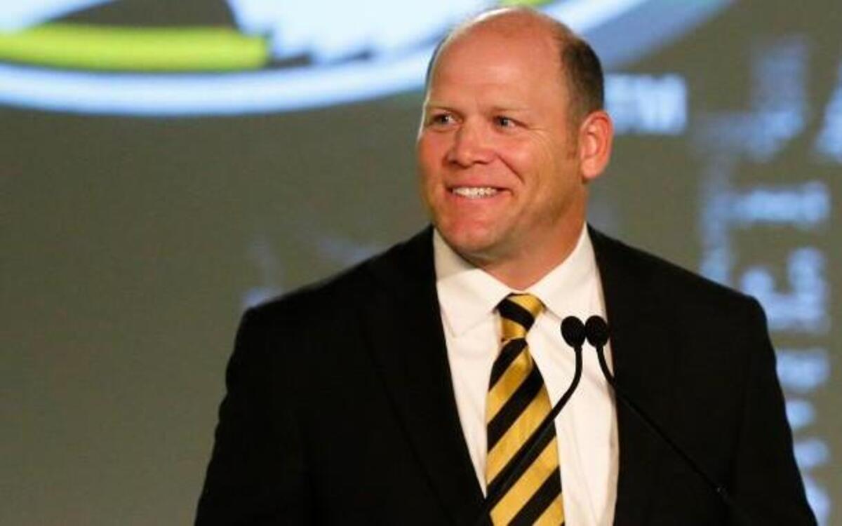 Missouri football coach Barry Odom landed a commitment Monday from Landry-Walker High defensive end Josh Smith from New Orleans. Smith joins Blue Springs defensive end Daniel Parker Jr. as the second 2018 football commit for the Tigers.