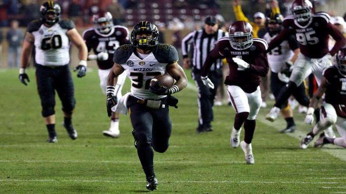 
Missouri running back Russell Hansbrough (32) raced 45 yards for a touchdown against Texas A&M in the second half Saturday night in College Station, Texas. Missouri rallied in the second half to win 34-27.
