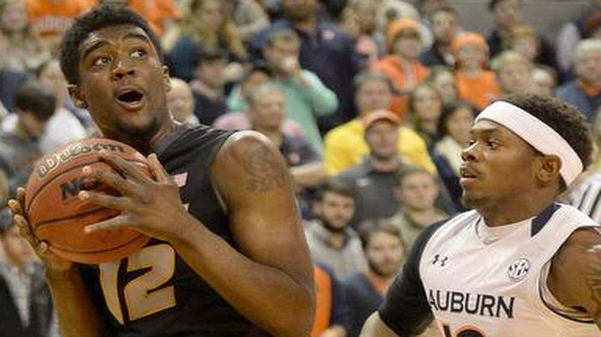 
Missouri guard Namon Wright (12) droves to the basket past Auburn guard Tahj Shamsid-Deen (13) in Missouri’s 85-79 loss to Auburn on Saturday in Auburn, Ala. Coach Kim Anderson’s young Mizzou squad now faces the unenviable task of playing the No. 1-ranked Kentucky Wildcats tonight at Rupp Arena in Lexington, Ky.
