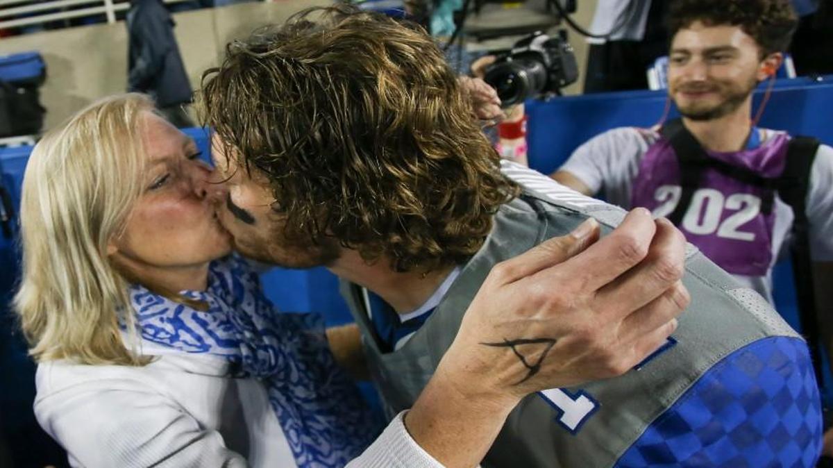 
Kentucky quarterback Patrick Towles got a kiss from his mother, Amy Towles, after the Wildcats defeated No. 25 Missouri 21-13 on Saturday night in Lexington, Ky.
