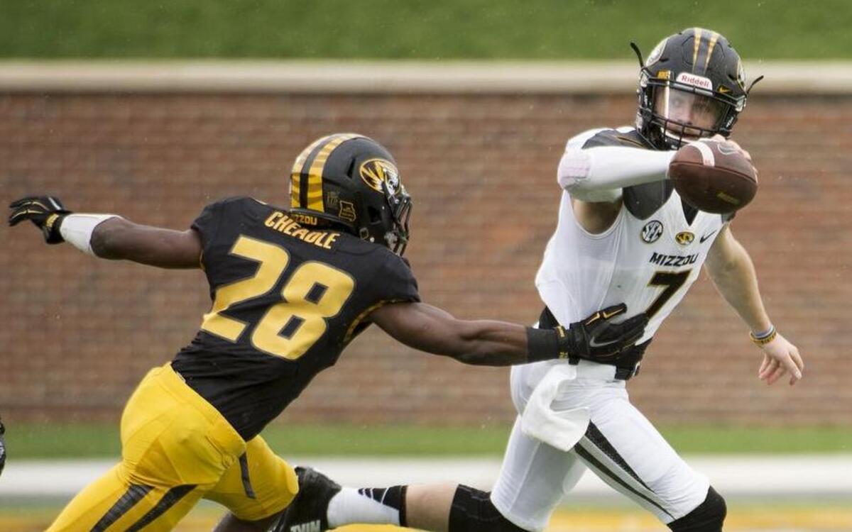 Cornerback Logan Cheadle (left) chased quarterback Maty Mauk during Mizzou’s spring game in 2015. Now, Cheadle is the only senior corner on the Tigers’ spring depth chart.