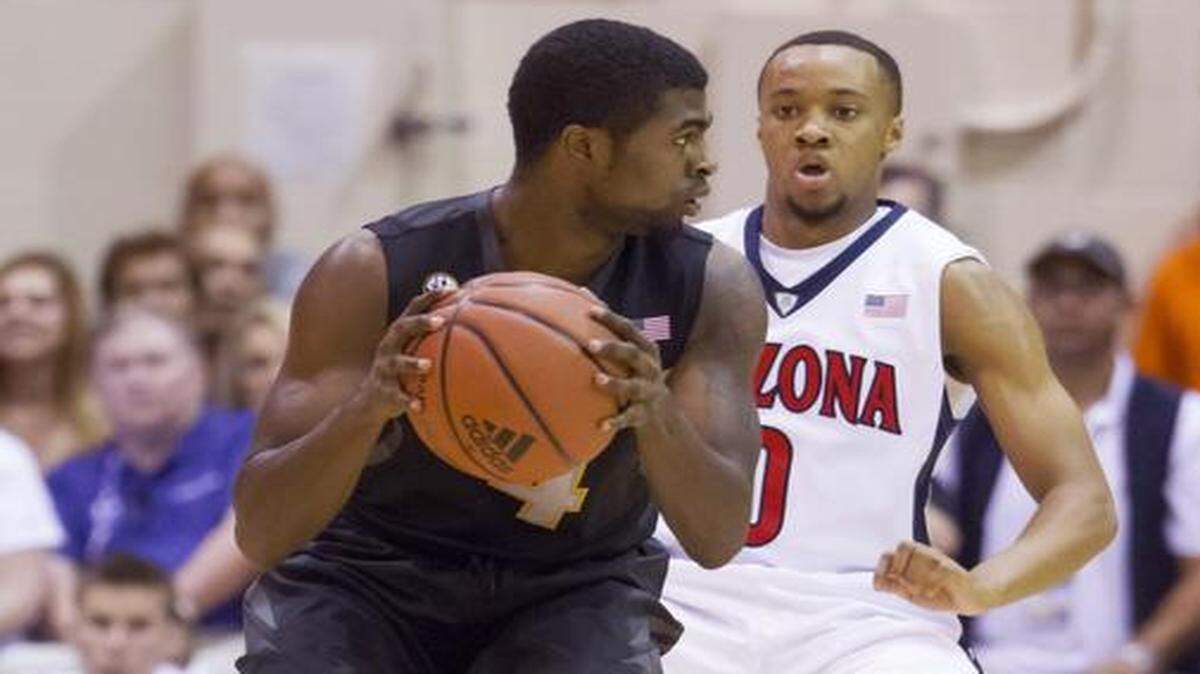 
Missouri guard Tramaine Isabell looked for a teammate to pass to while being defended by Arizona guard Parker Jackson-Cartwright at the Maui Invitational.
