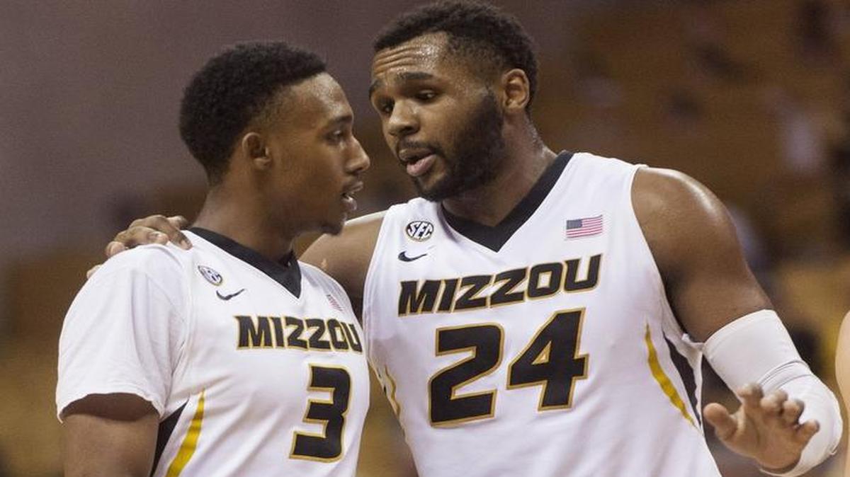 Missouri’s Frankie Hughes (left) and Kevin Puryear talked during a break in the first half a game against Miami (Ohio) earlier this month.
