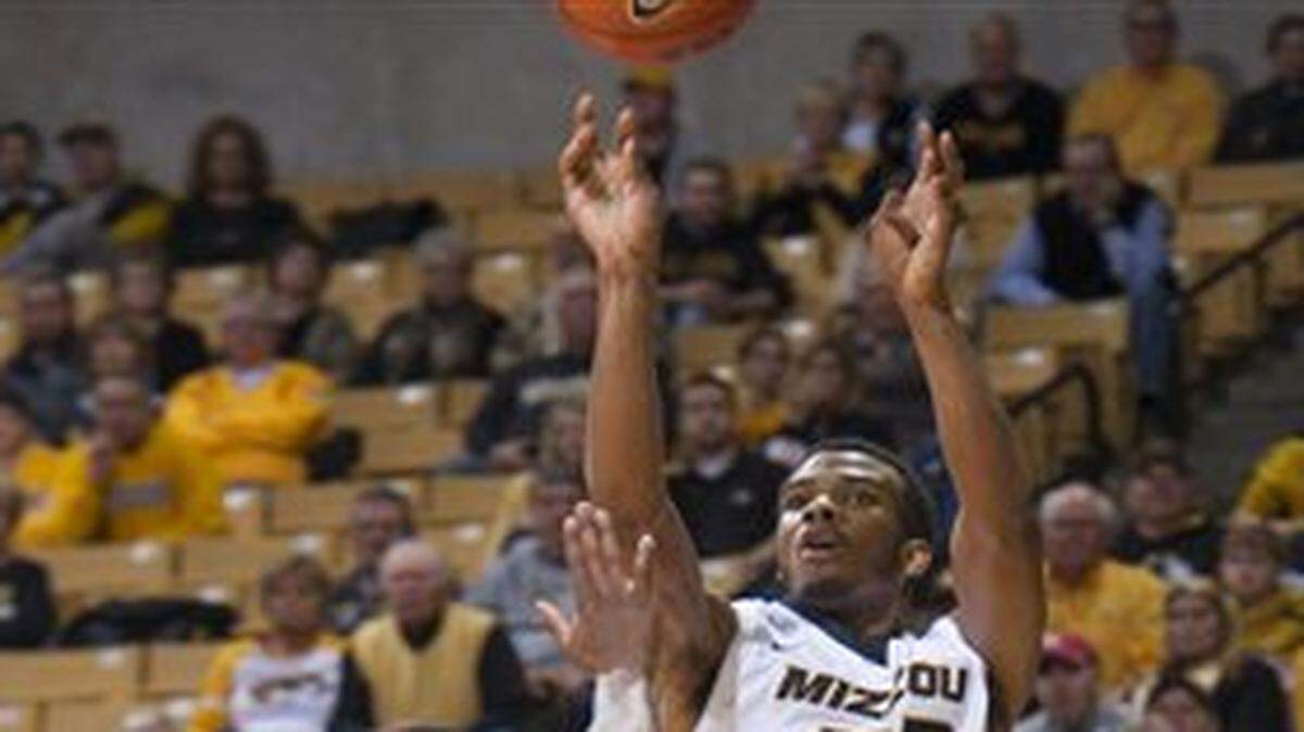 
Missouri freshman forward Jakeenan Gant (right) scored 13 points in his season-debut against Xavier on Saturday at Mizzou Arena.
