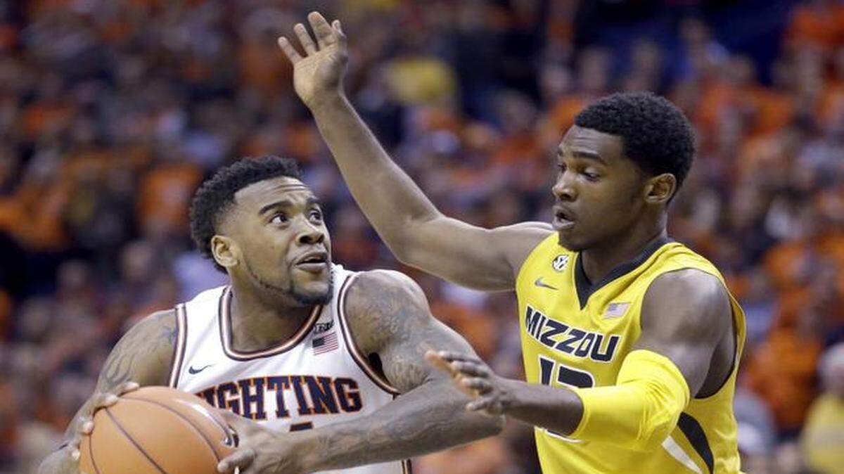 
Missouri’s Montaque Gill-Caesar defended Illinois’ Rayvonte Rice during a game last month. Gill-Caesar, who was injured in that game, is expected to miss Saturday’s game.

