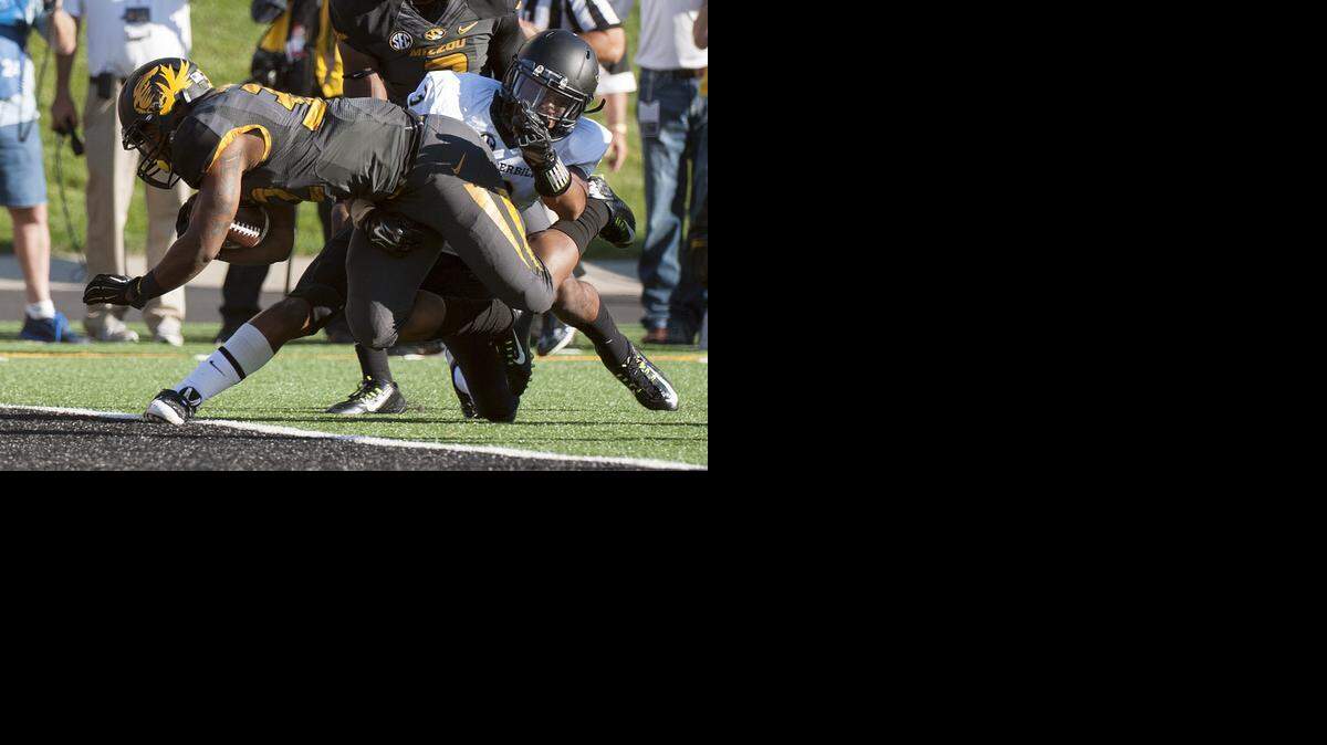 
Missouri running back Russell Hansbrough (left) scored a touchdown as he got past Vanderbilt’s Taurean Ferguson in the second quarter Saturday in Columbia.
