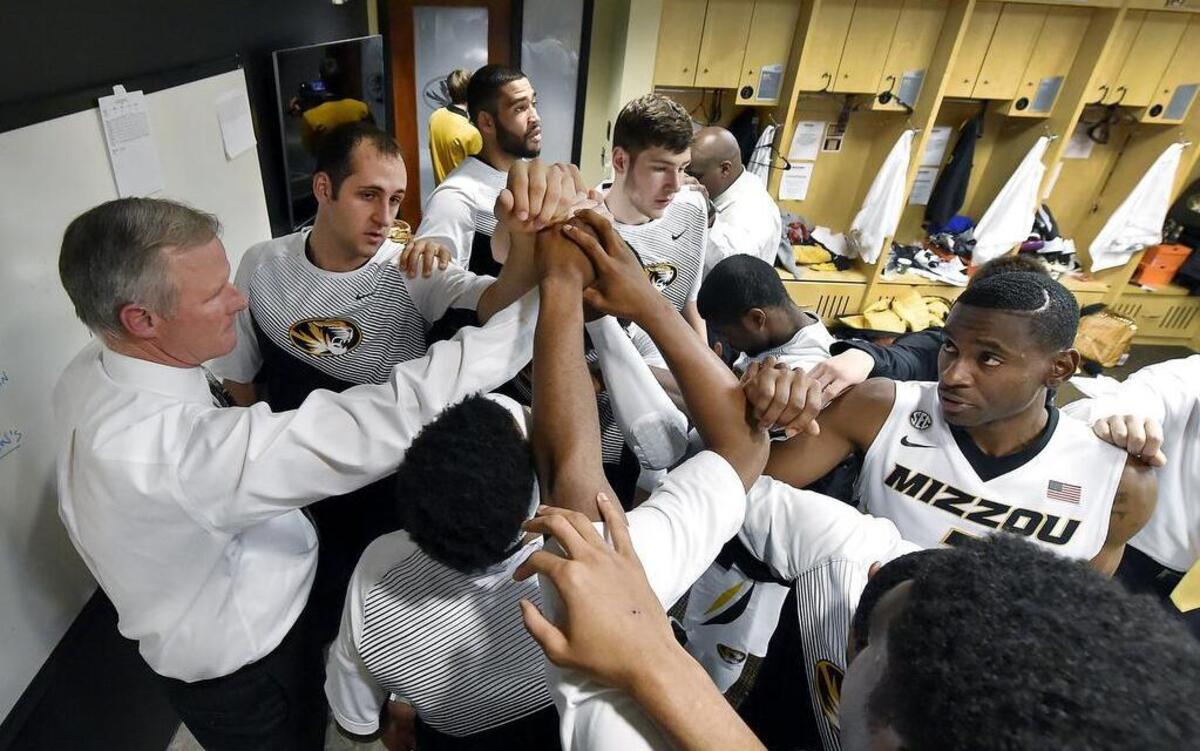 
Missouri basketball coach Kim Anderson (left) brought his team together before the Tigers’ first game last season.
