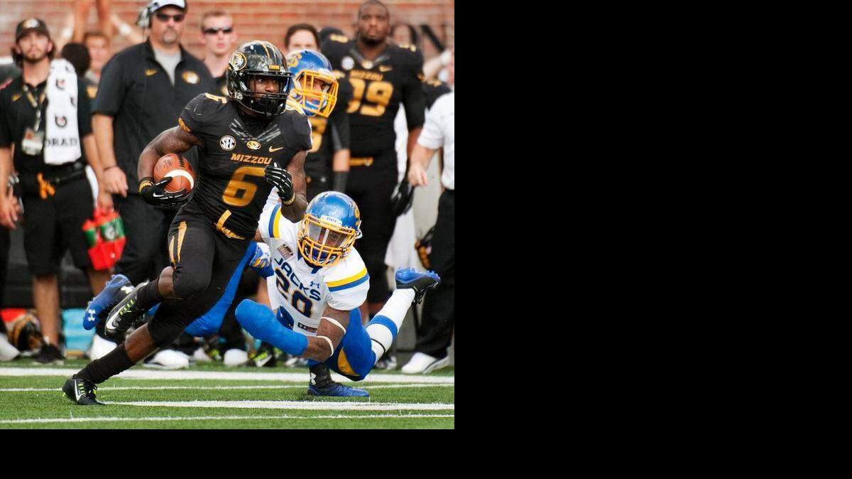 
Missouri’s Marcus Murphy (left) ran past a diving Freeman Simmons of South Dakota State as he scored on a 102-yard kickoff return on Aug. 30 in Columbia, Mo.
