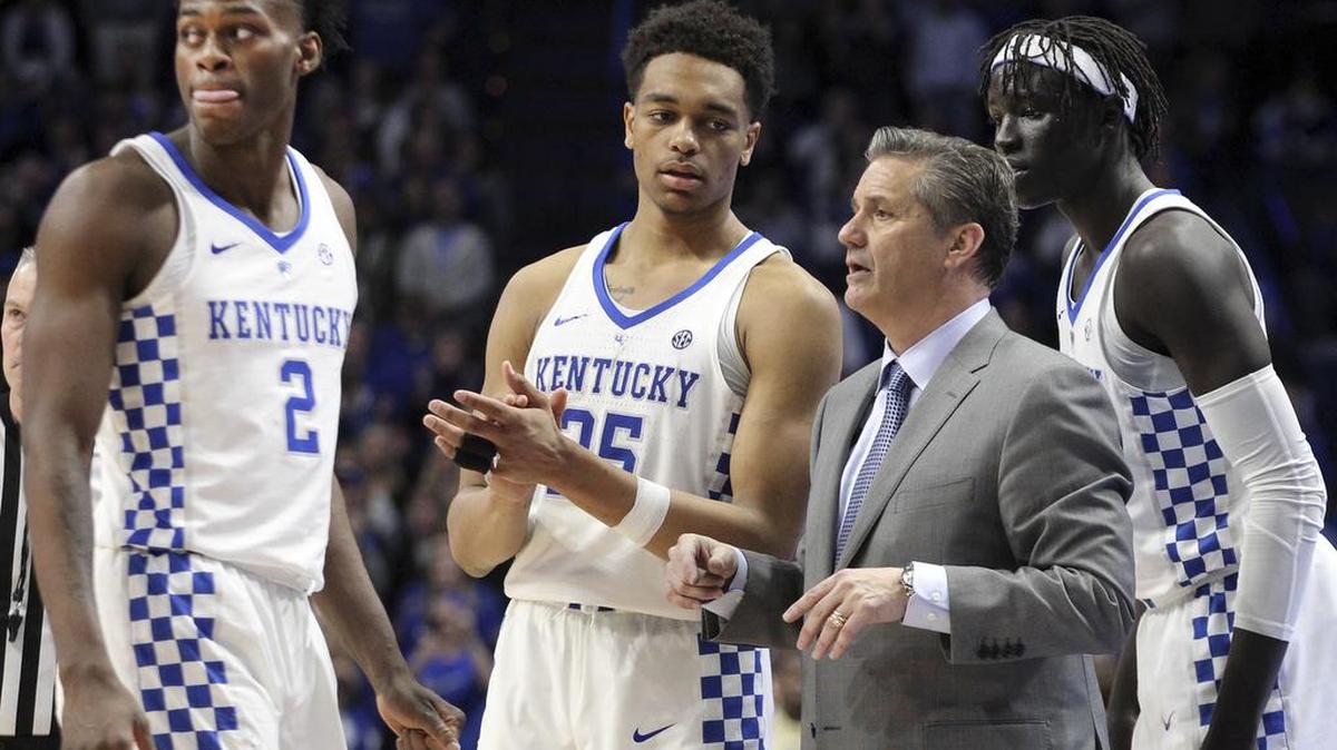 Kentucky’s Jarred Vanderbilt, PJ Washington, coach John Calipari and Wenyen Gabriel, from left
