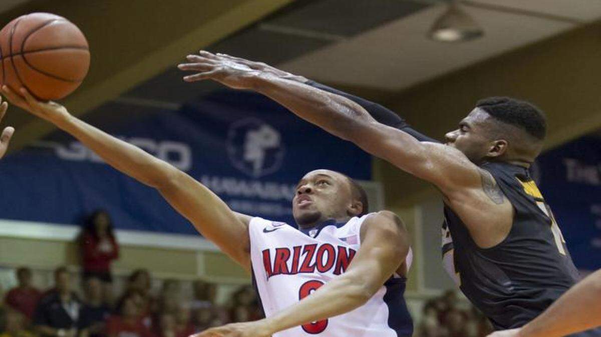 
Arizona guard Parker Jackson-Cartwright (left) ducked under Missouri guard Keith Shamburger at the Maui Invitational on Monday, Nov. 24, 2014, in Lahaina, Hawaii.
