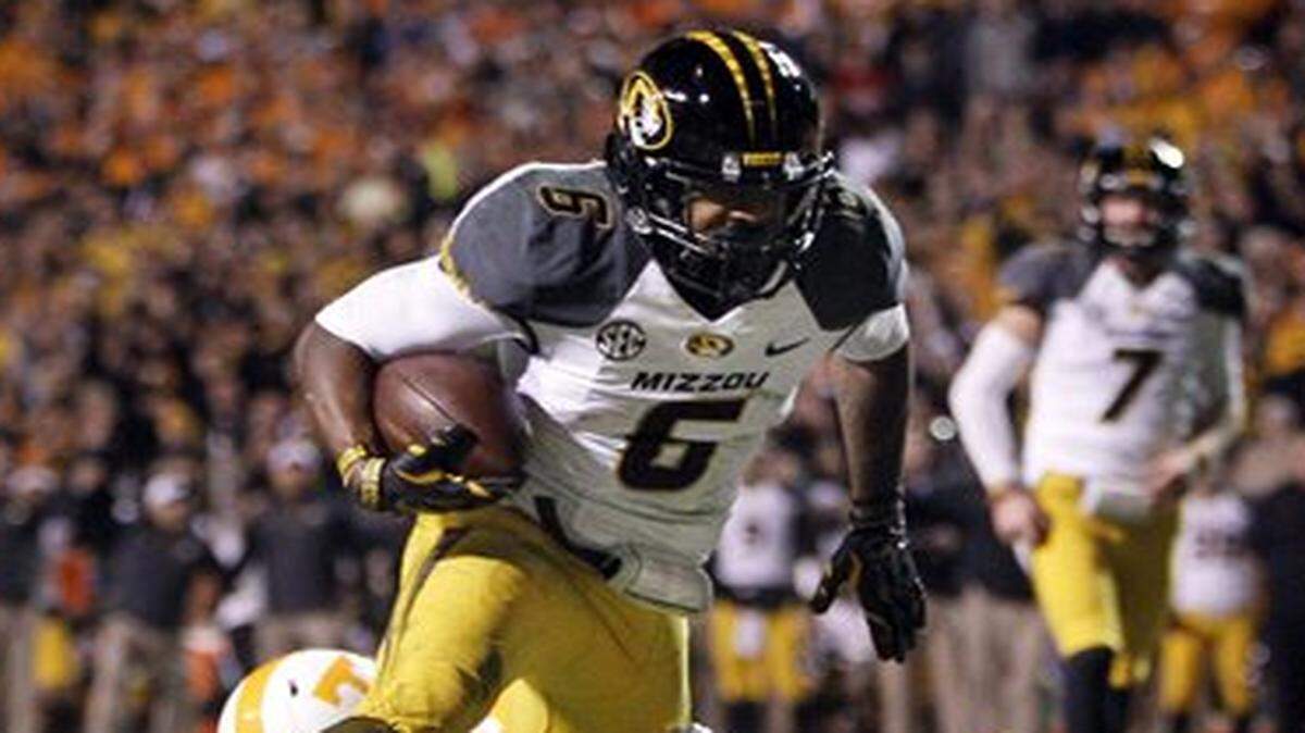 
Missouri tailback Marcus Murphy escaped the grasp of Tennessee defensive back Todd Kelly Jr. and scored a touchdown in the first quarter Saturday.
