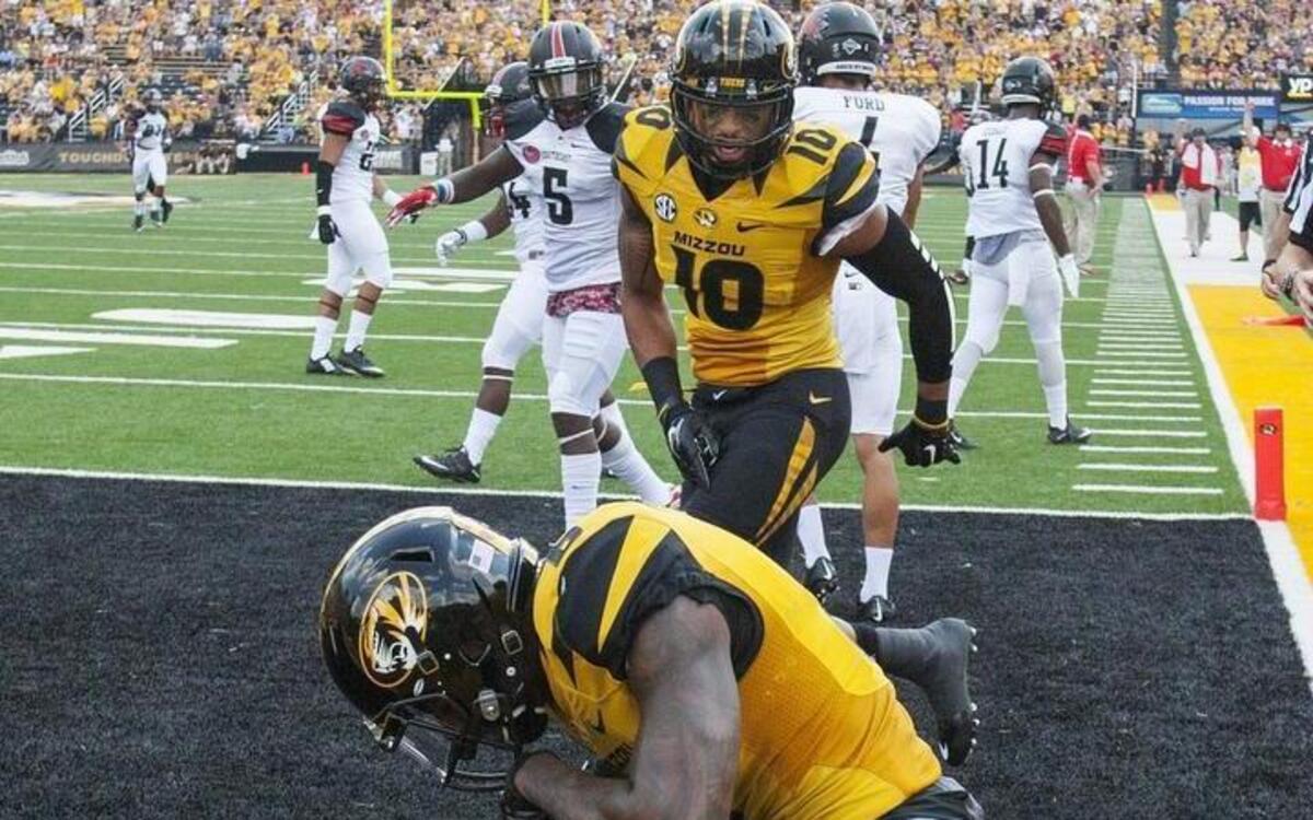 
Missouri’s J’Mon Moore (foreground) celebrated a touchdown as teammate Jason Reese congratulated him during the first half of a game against Southeast Missouri State on Sept. 5.
