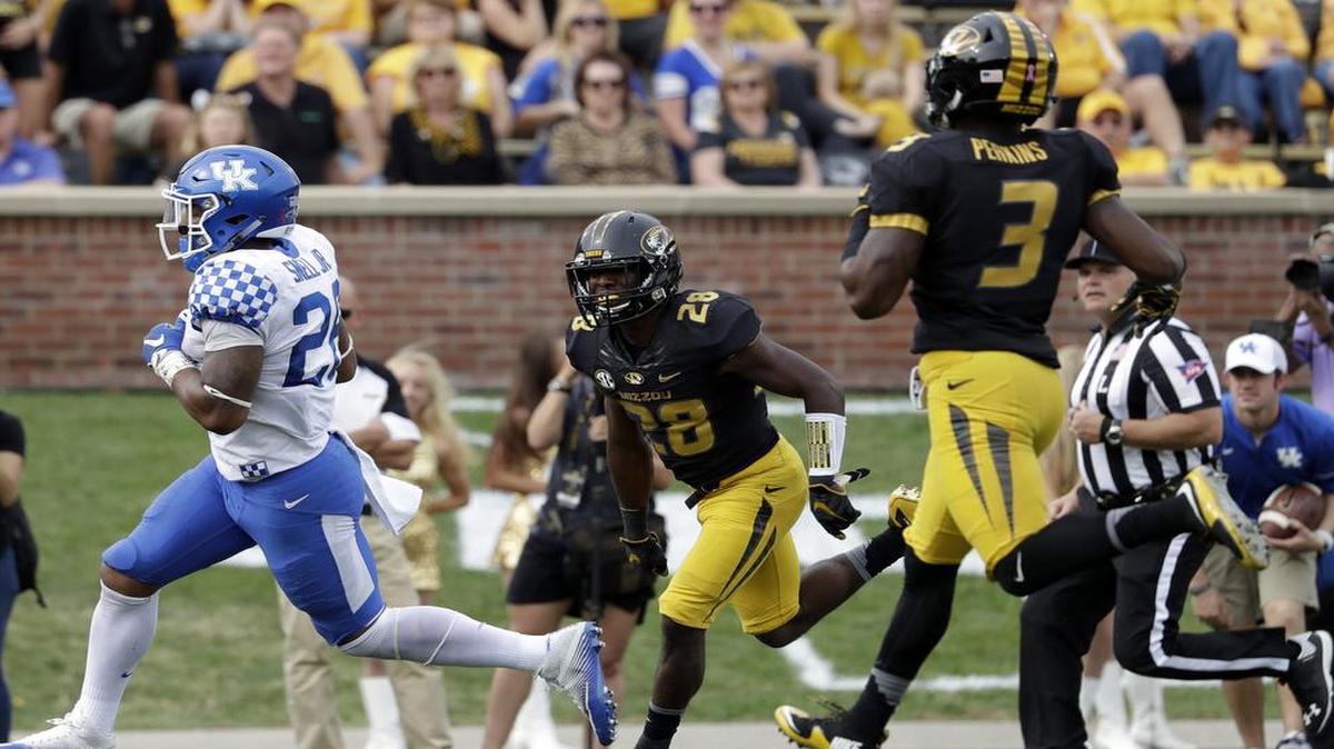 Kentucky running back Benjamin Snell Jr. (left) scored past Missouri’s Logan Cheadle (center) and Ronnell Perkins in the second half of Saturday’s game in Columbia.