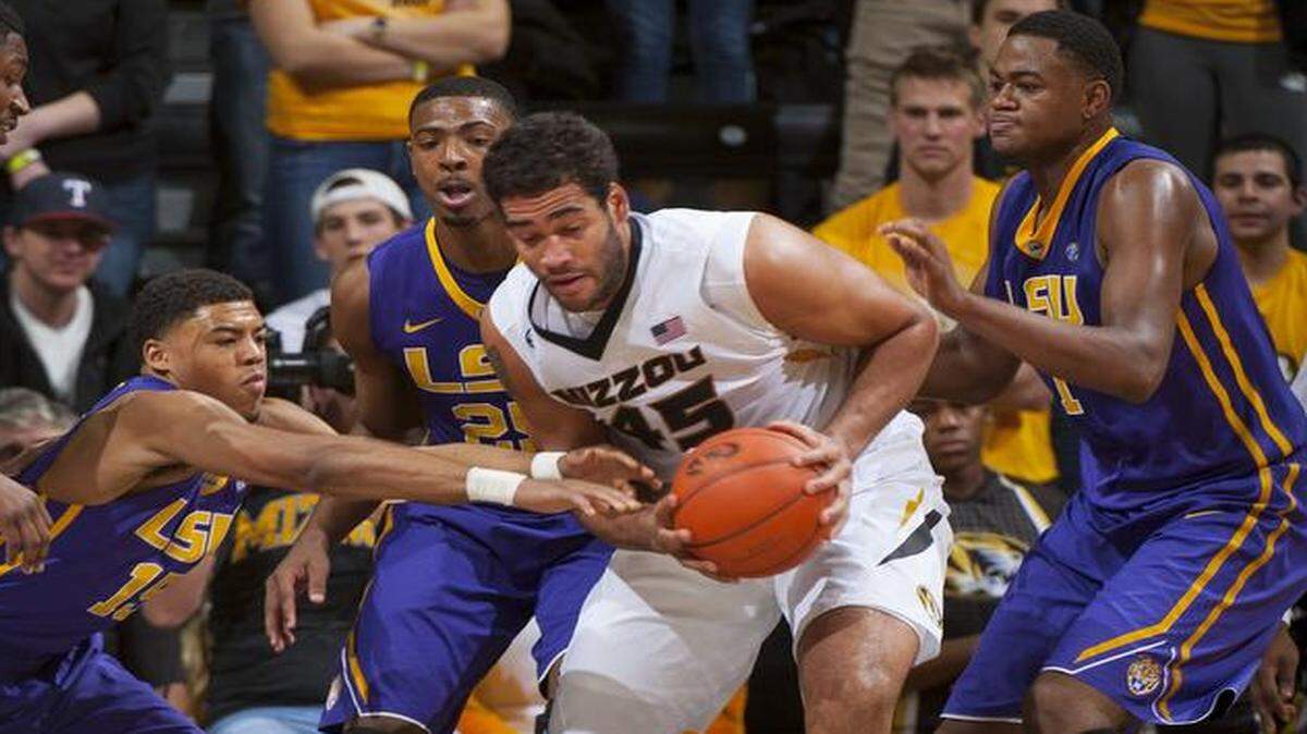 
LSU’s Jarell Martin (right) Jalyn Patterson (left) and Jordan Mickey surrounded Missouri’s Keanau Post on Thursday. Post had his best game of the season facing off against LSU’s talented frontcourt of Martin and Mickey.



