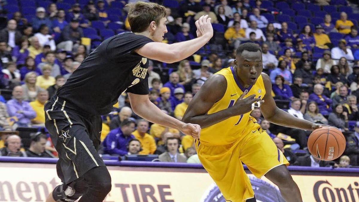 LSU forward Duop Reath dribbled past Vanderbilt forward Luke Kornet during a game last month.