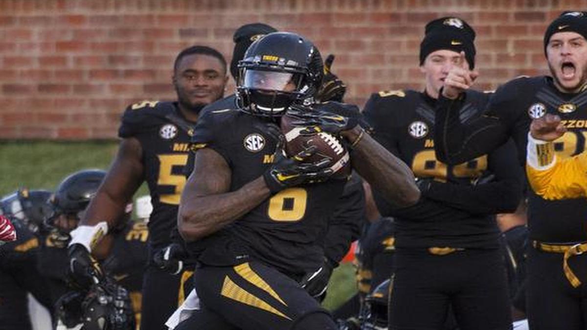 Missouri wide receiver J’Mon Moore, right, catches a pass in front of Arkansas’ Jared Collins during the fourth quarter of a Nov. 25, 2016 game in Columbia, Mo. Missouri won 28-24.