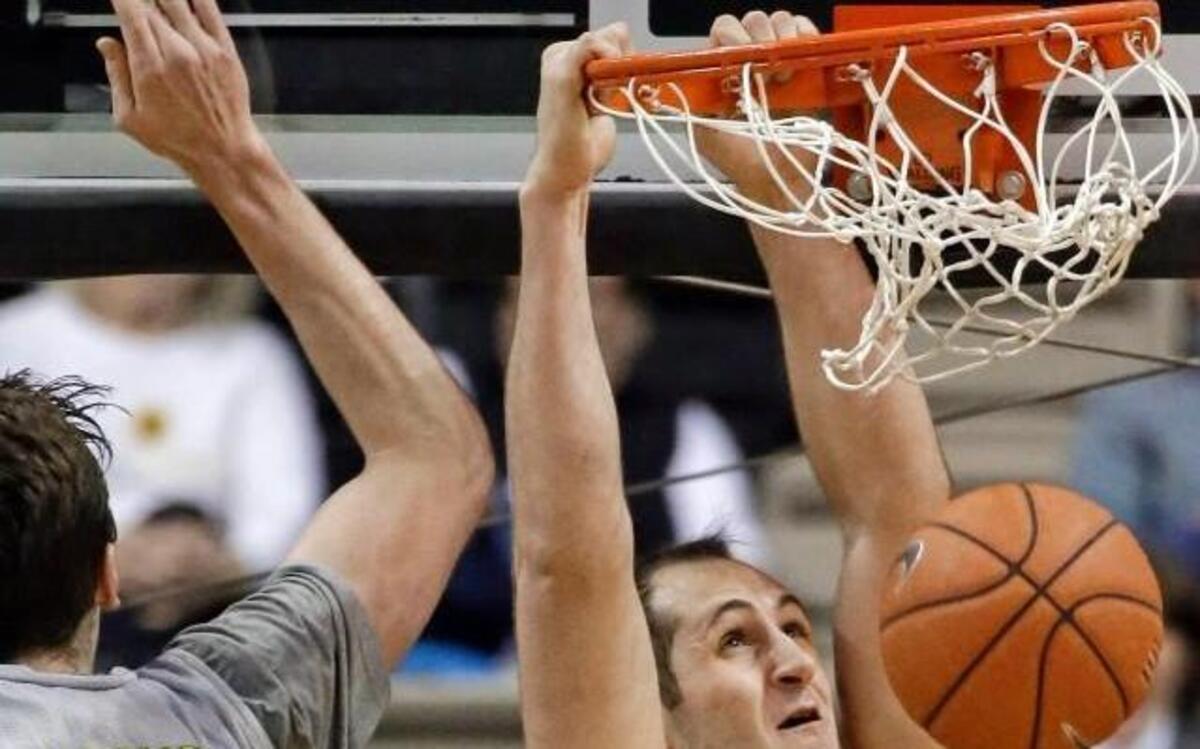 Missouri forward Ryan Rosburg dunked the ball in the second half against Vanderbilt on Wednesday.