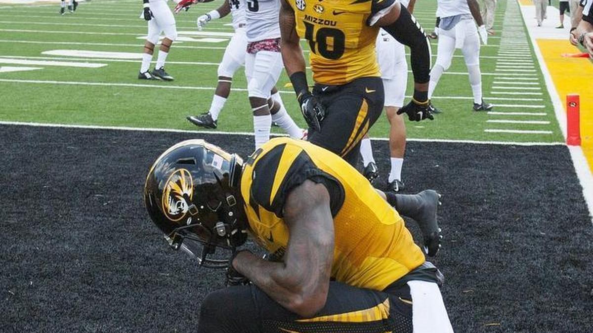 
J’Mon Moore’s efforts to rehab a separated shoulder from Missouri’s fall camp paid off Saturday when he grabbed a touchdown in the first quarter. He celebrated as Jason Reese came to congratulate him.


