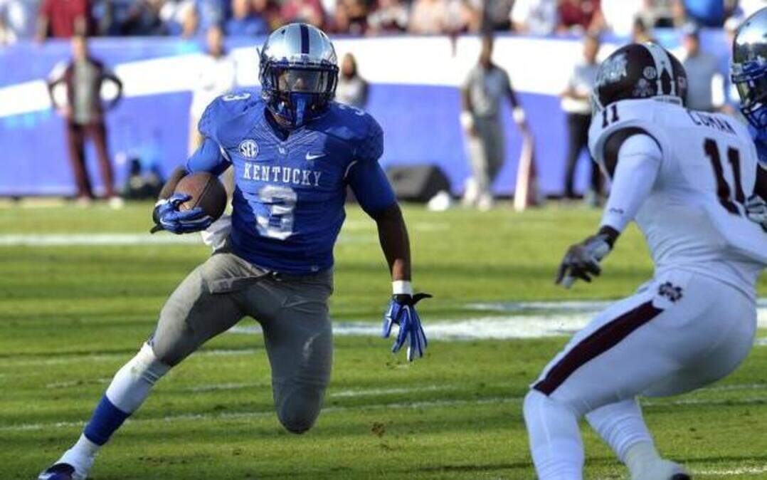 
JoJo Kemp (left) and Kentucky gave Kivon Coman and No. 1 Mississippi State a tough game in Lexington last week before falling 35-21. The Wildcats don’t play as well on the road, though.


