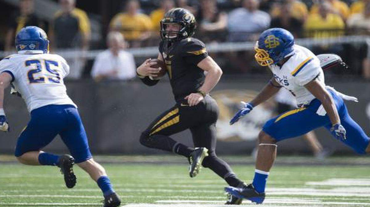
South Dakota State’s Jimmie Forsythe (left) and Austin Benson tried to catch up with Missouri quarterback Maty Mauk during a game last month.
