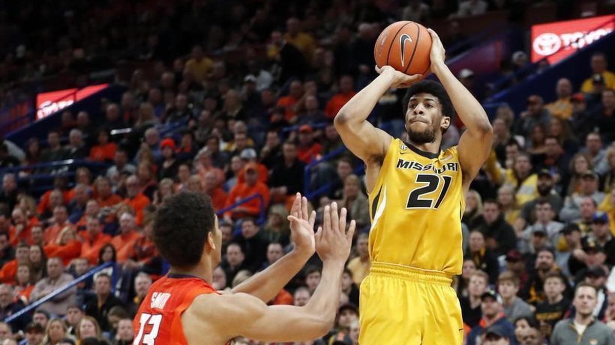 Missouri’s Jordan Barnett (21) puts up a long-range shot against Illinois.