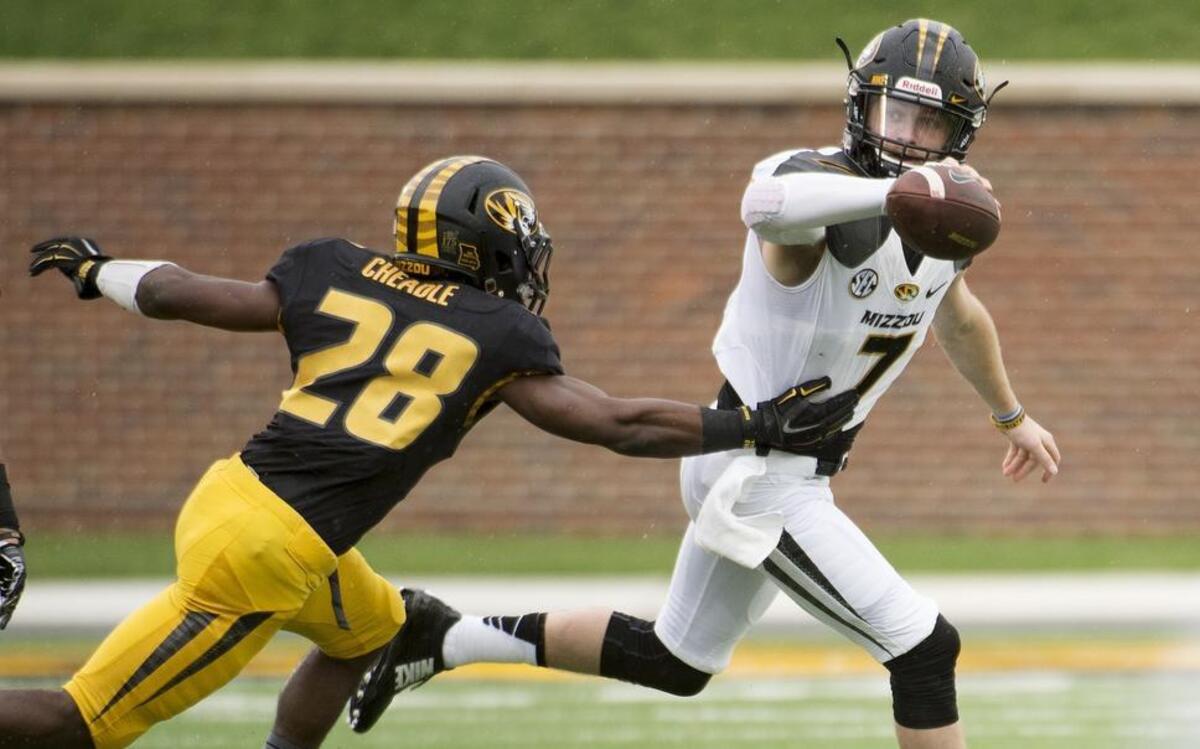 
Missouri quarterback Maty Mauk ran from defensive back Logan Cheadle during the spring game in April.
