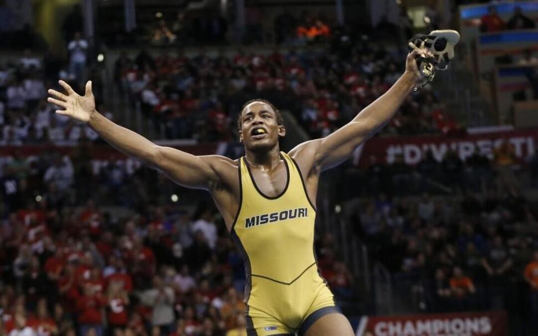 Missouri’s J’Den Cox celebrated after defeating Ohio State’s Nick Heflin in the 197-pound match in the finals of the NCAA Division I wrestling championships in Oklahoma City on March 22.