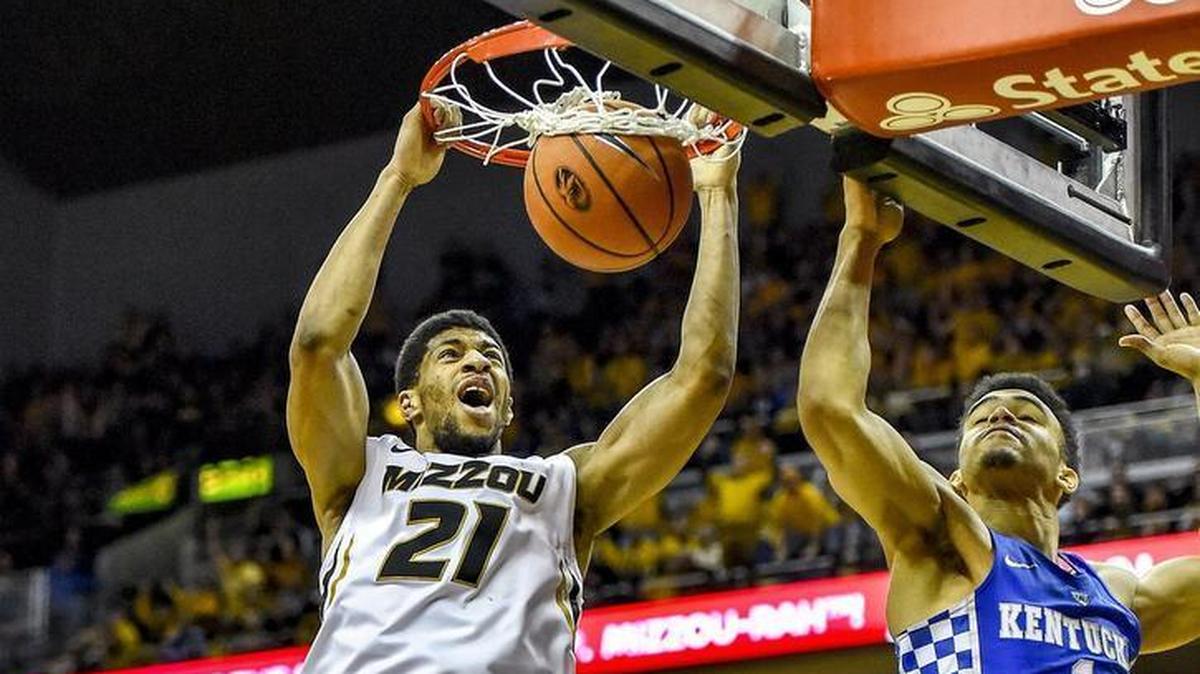 Missouri Tigers forward Jordan Barnett (21) dunked past Kentucky Wildcats forward Sacha Killeya-Jones (1) during the second half of the Tigers’ 69-60 victory Saturday in Columbia.